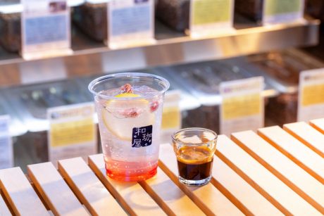 春の香りをテイクアウト。バリスタが作る桜ドリンク。和珈屋の「エスプレッソトニック桜」【あの店の、あの一杯】