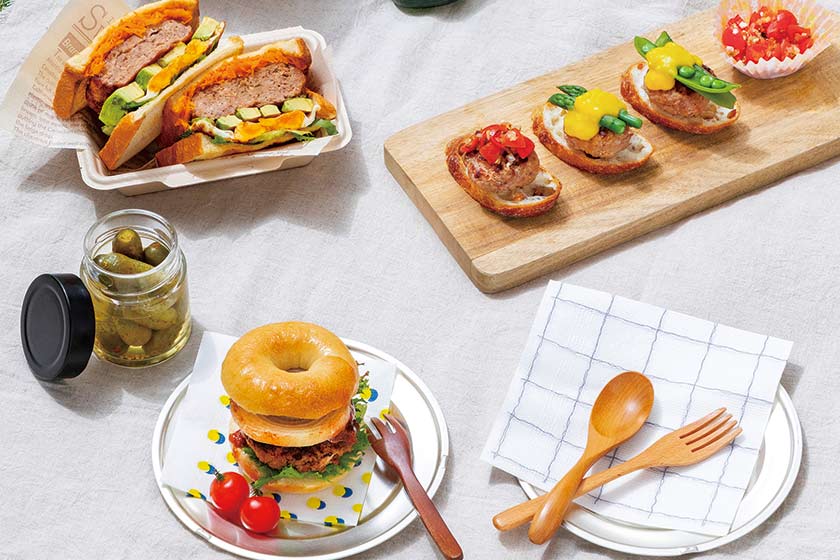 晴れの日はピクニックへ。ハンバーグを使ったカフェ風ホットサンド&ベーグルのレシピ。