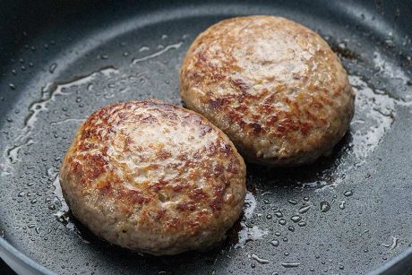 ハンバーグ研究家直伝！ 簡単レシピでいつもの味が激変、本格ハンバーグの作り方。