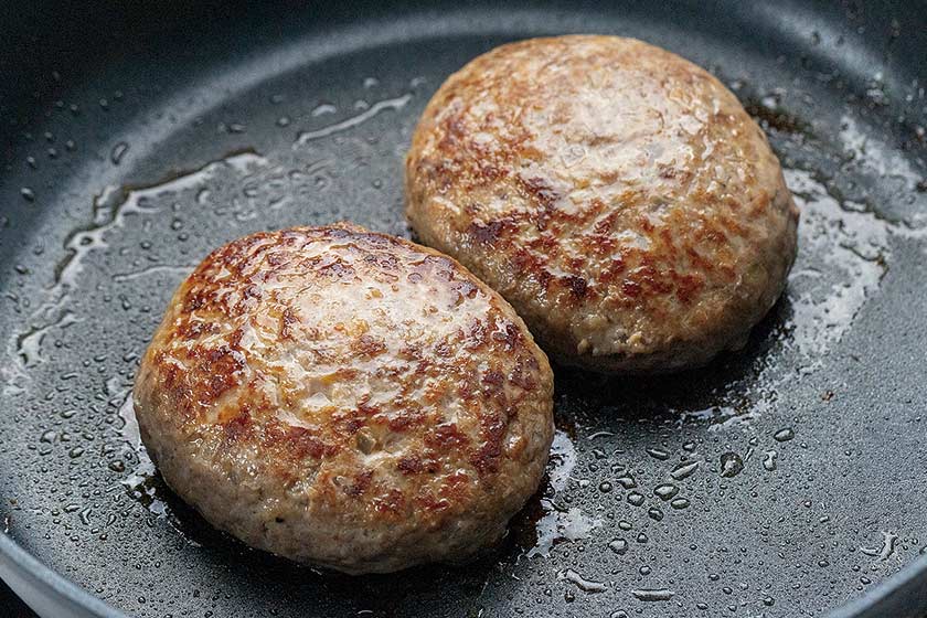 ハンバーグ研究家直伝! 簡単レシピでいつもの味が激変、本格ハンバーグの作り方。