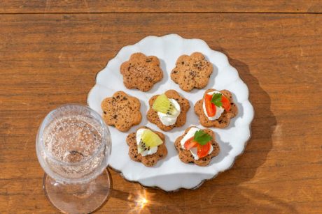 ビビッドなビジュアルと味わいをおつまみに。P’s café KHAANAA（カーナ）の「トマトのおつまみクラッカー」。【福井メイドの手土産】