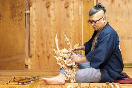 「熊川で一刀入魂。木に生命を吹き込む。」若狭町の新野彫刻店の木彫師・新野佑一さん【嶺南こんにちは通信】