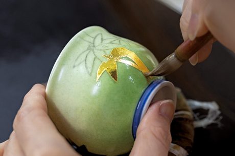 九谷焼の魅力を、見て・触れて・学ぶ。石川県小松市のギャラリー＆体験型ミュージアム。