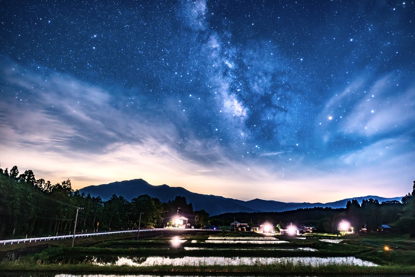雲の切れ間に天の川! 大野市・テラルふれあいロードで星空さんぽ!【ふくい星空写真館】