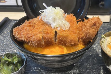 サクふわ新食感の“とじないカツ丼”。あわら温泉街にできた新店「一新亭」をレポ