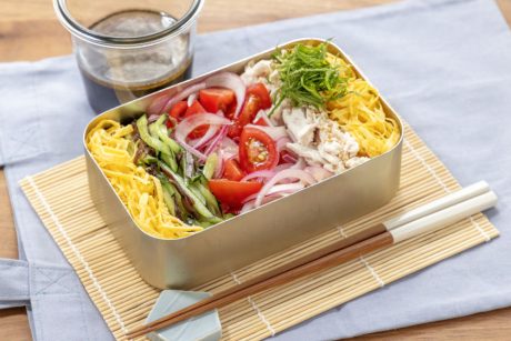 夏こそ食べたい、冷やし中華弁当レシピ。夏野菜と鶏ハムでさっぱり、栄養バランスも◎