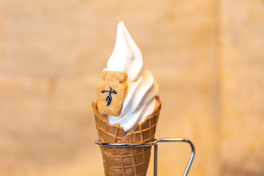 「酢×ソフト」の新感覚ハーモニー。小浜市・とば屋酢店 酒井店の「お酢蜜ソフト(コーン)」【ローカル食遺産】