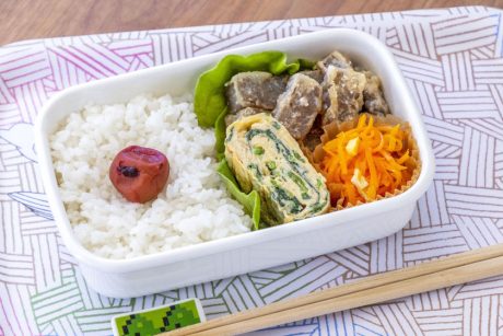 ダイエット中にうれしい！食物繊維たっぷりのヘルシー弁当レシピ【こんにゃく・キャロットラペ・ほうれん草】