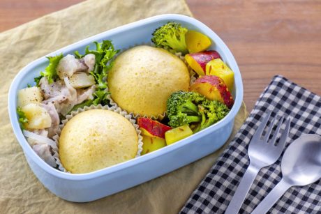 お腹にやさしい“蒸すだけ”3品弁当レシピ【蒸しパン・豚肉とリンゴ・さつまいも】