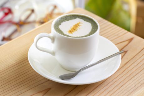 よもぎ香る“ひやあつ”ラテ。パピヨット(福井市)の「ヨモギラテ」【あの店の、あの一杯】