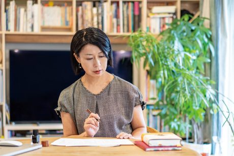 デジタル時代に“てがき”の魅力を再発見。福井ゆかりの小説家・画家・建築士が語る創作と愛用文具