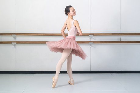 家事はバレリーナ気分で楽しく！姿勢改善も目指せる“バレエ”エクササイズ