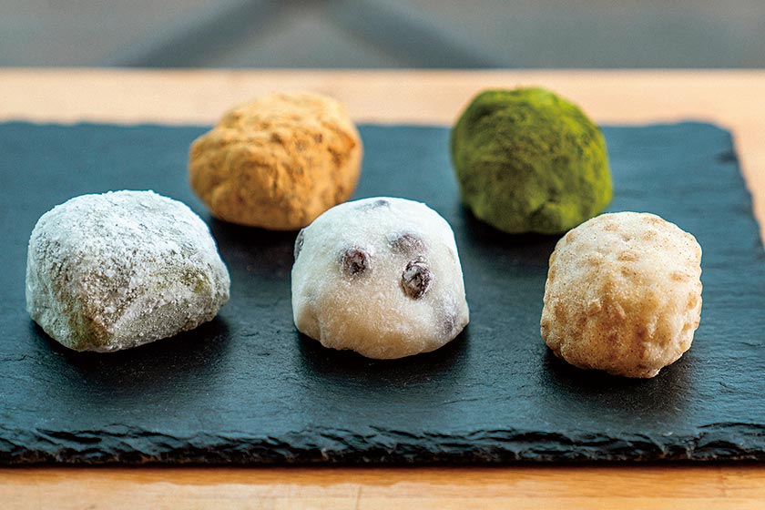 福井の人気和菓子店で味わう名品餅。村中甘泉堂の「大福餅」と朝日風月堂の「草餅」
