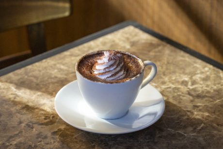 この冬の最新作“飲むスイーツ”。福井市・悠珈琲店の「イチゴチョコカフェモカ」【あの店の、あの一杯】