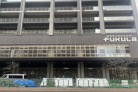 【福井駅前に新スポット誕生】西武福井店前で現在工事中の「マルノウチ フクラ」は3月下旬開業予定。気になる中身は？