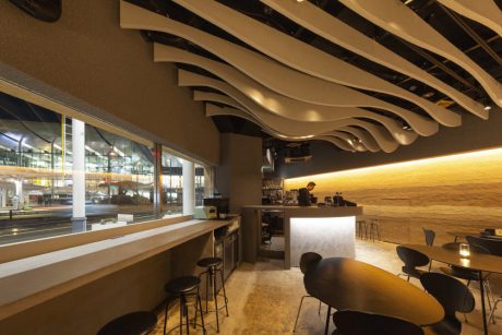 街中の洞窟で心を傾ける 恐竜とコーヒーの物語。福井市の「Paleo Brew Cafe」。