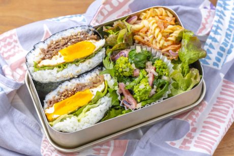 具材を入れて折りたたむだけ。お花見にぴったりな「牛たまおにぎらず」と春の副菜【弁当レシピ】