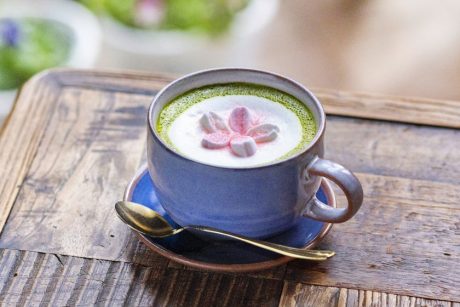 桜香るラテを春満開のガーデンで。越前市・Rose Cafe 風のガーデンの「桜咲く抹茶ラテ」【あの店の、あの一杯】