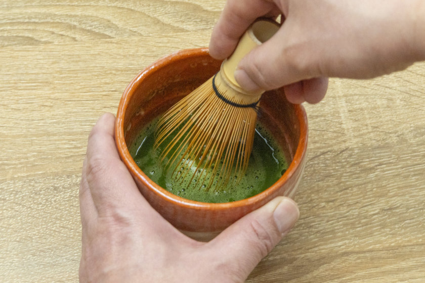 お茶を点てる癒やしの時間を自宅で。基本の点て方、カフェ気分を味わえる本格抹茶ラテのアレンジも紹介