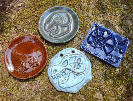 夏休み特別企画「化石発見！？恐竜発掘プレートを作ろう」