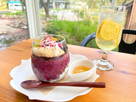 坂井市三国に「cafeももんとぅる」オープン。パフェにアサイー、かき氷も。“幸せ時間”が流れる新カフェ
