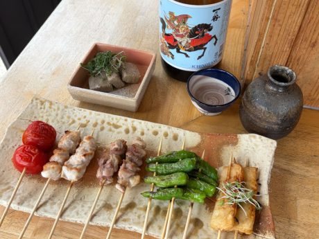 【新店】あわら湯の町・湯けむり横丁に「やきとり 金蔵」誕生。炭火香る名古屋コーチン串と地酒を気軽に。