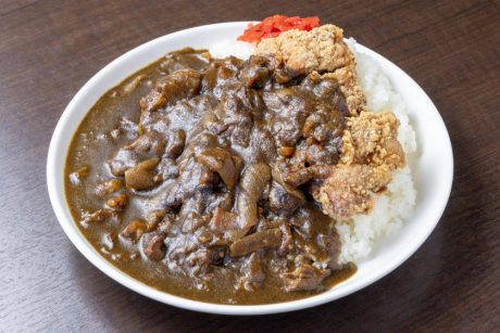 ボリュームに圧倒されるサクサク＆スパイシーカレー。勝山市・お食事＆喫茶 ゆかりの「からあげカレー」【ローカル食遺産】
