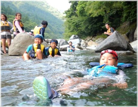 親子でワクワク川遊び