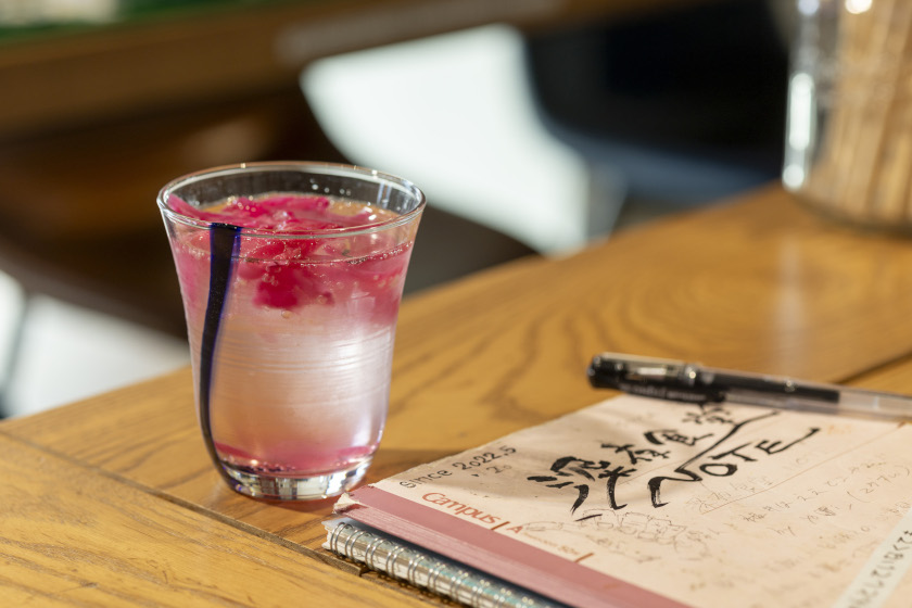 キリッと爽やか心まで潤す。福井市・深夜食堂の「梅酢ガリ酎」【あの店の、あの一杯】