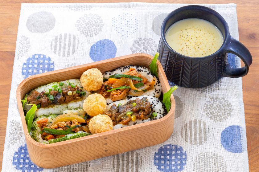 【弁当レシピ】ご飯がすすむスタミナおかず＆冷製スープを添えた「甘くないおはぎ弁当」
