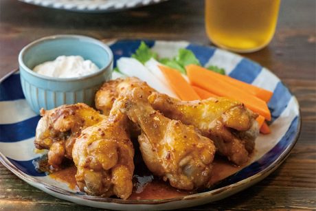 一度食べたらハマる！ビールと相性抜群な甘辛チキン「バッファローウィング」と「フライドポテト」のレシピ