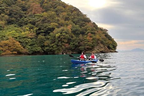 【福井・嶺南】秋の絶景をめぐる小さな船の旅4選！三方五湖クルーズ、青の洞窟カヤックなど