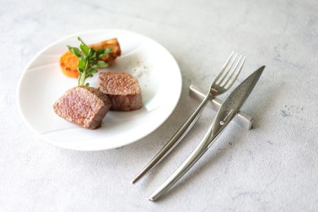 ナイフで味は変わる！龍泉刃物のステーキナイフで 越前福牛を切り比べ＆食べ比べ